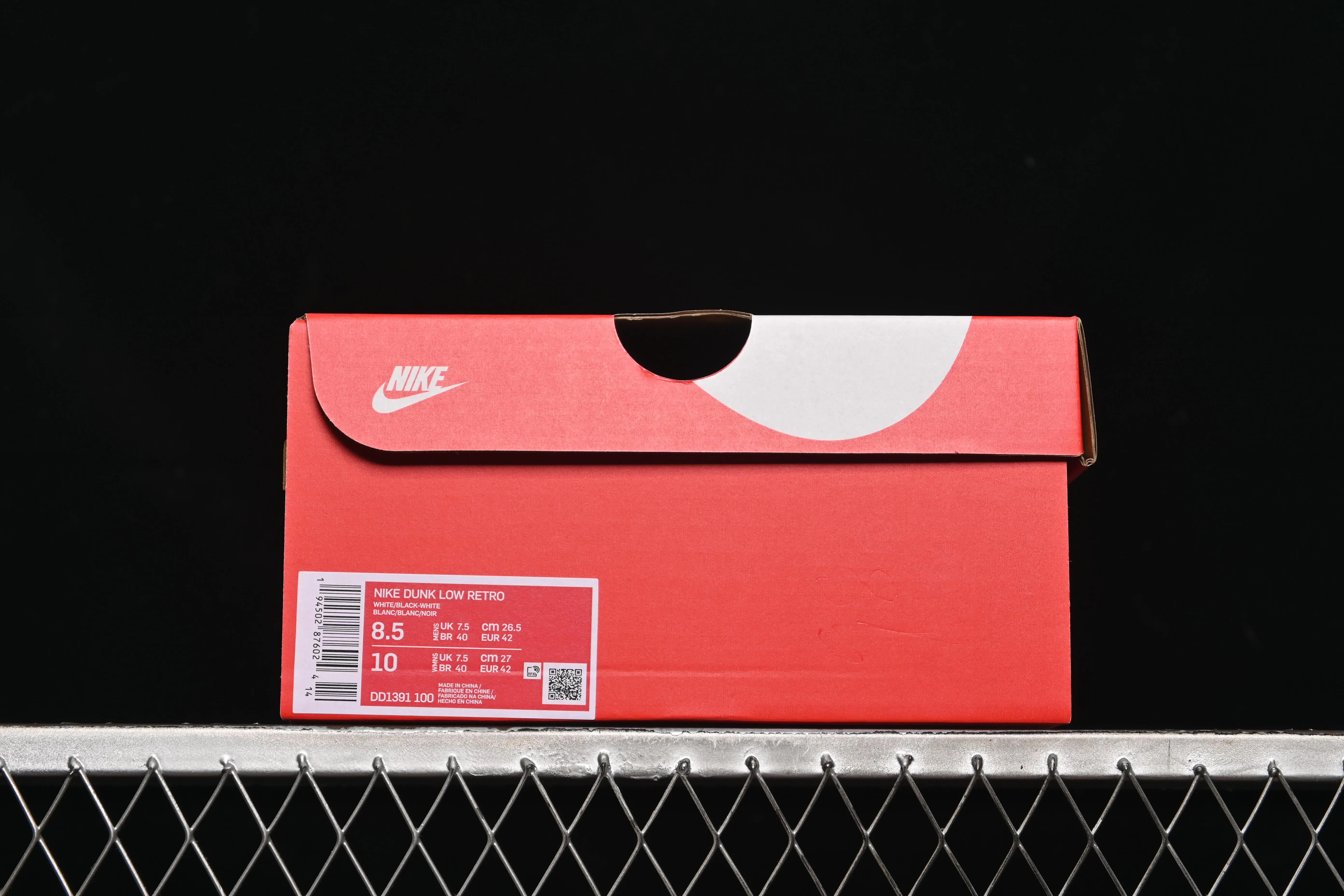 All Categories Nk SB Dunk Series Nk SB Dunk Low Low-top sneakers Nike SB Dunk Low White, black and blue color Low-top casual sneakers DD1391-100